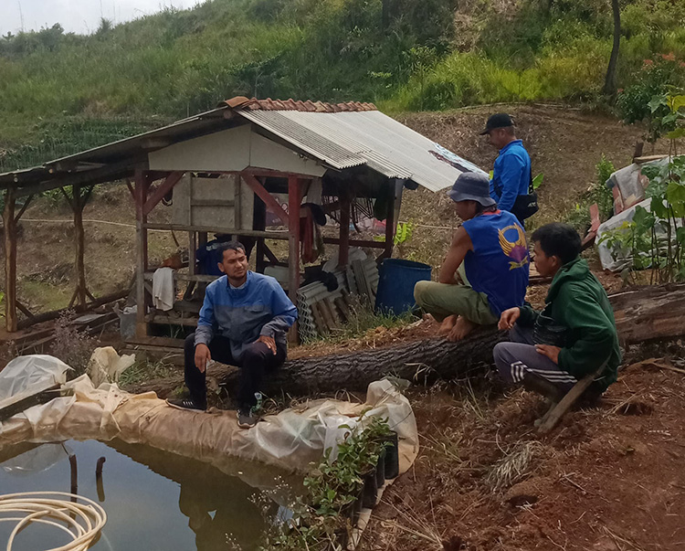 Bersama Dinas Kehutanan, Pemerintah Desa Kadipaten Laksanakan Program "Jumat Menanam"