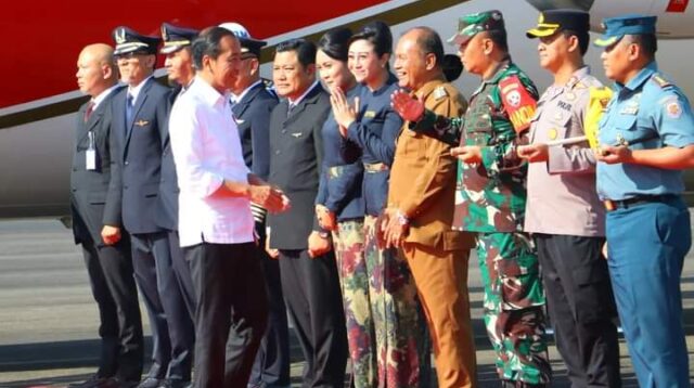 Dandim SBD Bersama Forkopimda Sambut Kedatangan Presiden RI di Bandara Lede Kalumbang