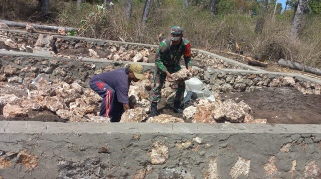 alin Hubungan Baik, Babinsa Pahunga Lodu Bantu Pembuatan Pondasi Rumah Milik Warga Binaan
