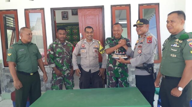 HUT ke-79 TNI, Kapolsek Kota Waingapu Sambangi Koramil 1601-05/Waingapu