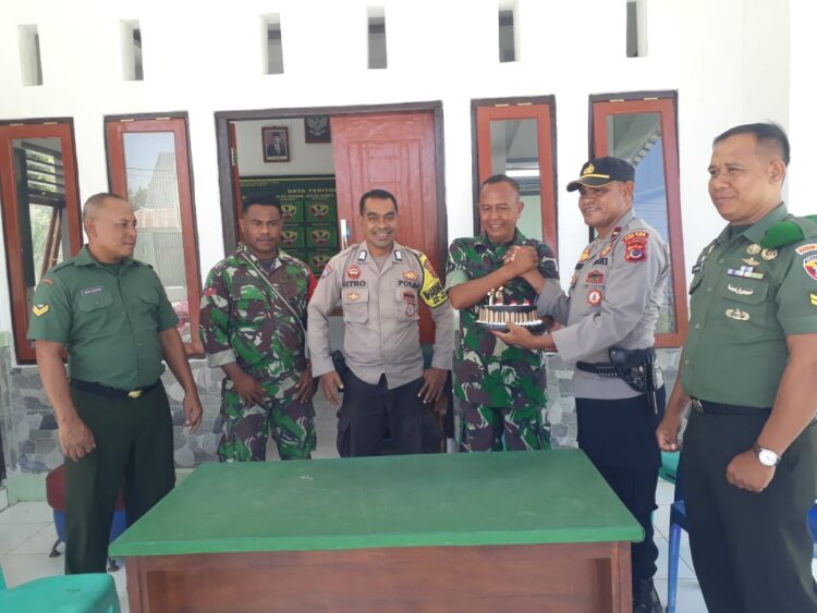 HUT ke-79 TNI, Kapolsek Kota Waingapu Sambangi Koramil 1601-05/Waingapu