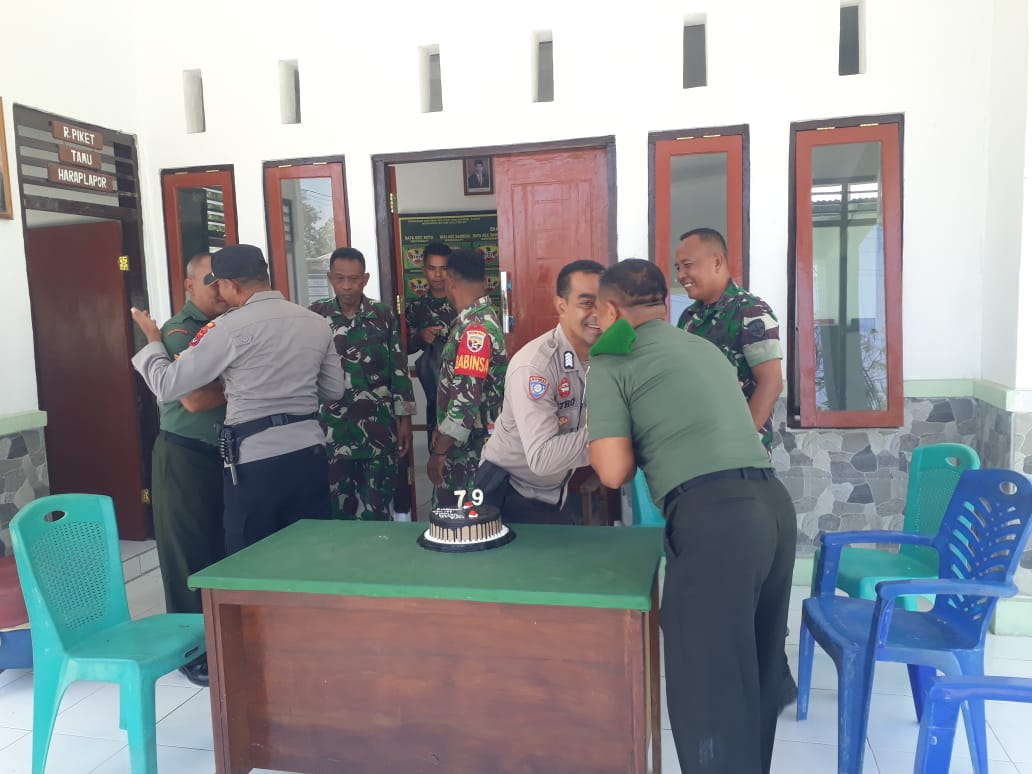 HUT ke-79 TNI, Kapolsek Kota Waingapu Sambangi Koramil 1601-05/Waingapu