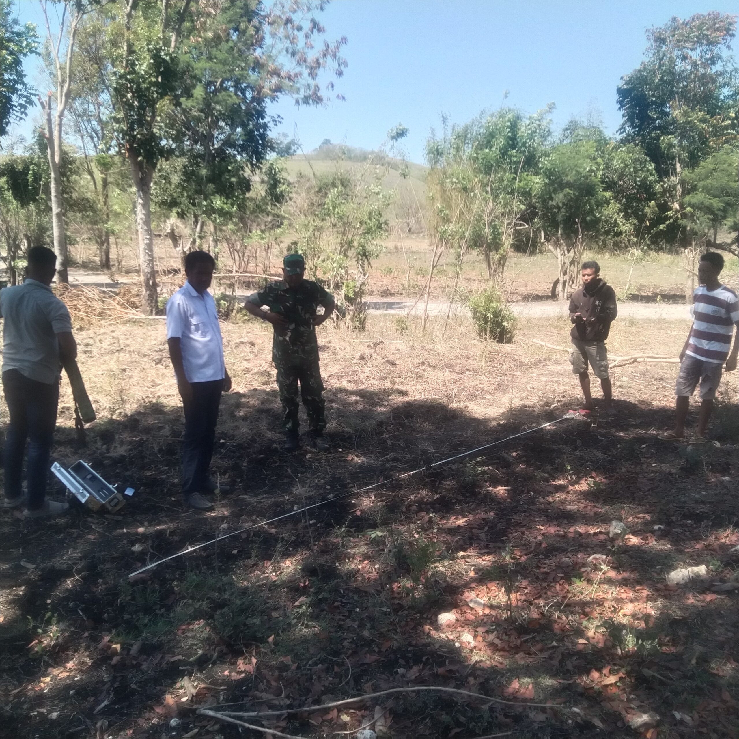 Pasiter Kodim 1601/ST Bersama Tim Teknis Survey Lokasi Pembuatan Sumur Bor di Desa Tanatuku