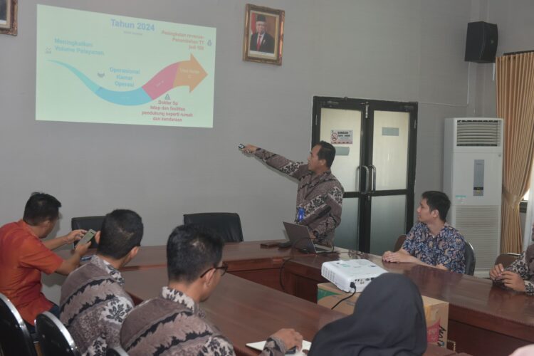 Bahas Kenaikan Kelas, Direktur RSUD Sondosia Paparkan Program Bahas Kenaikan Kelas, Direktur RSUD Sondosia Paparkan Program