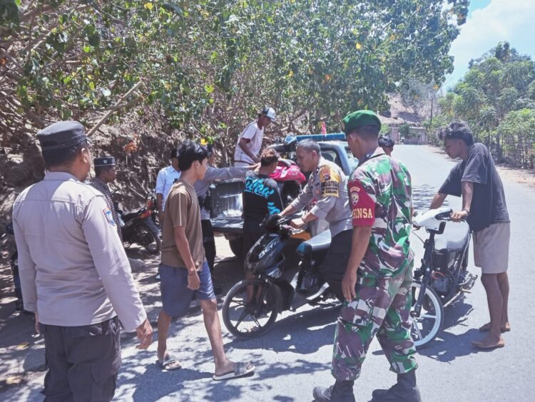 Resahkan Warga, Babinsa Punti dan Anggota Polsek Soromandi Razia Knalpot Racing Resahkan Warga, Babinsa Punti dan Anggota Polsek Soromandi Razia Knalpot Racing