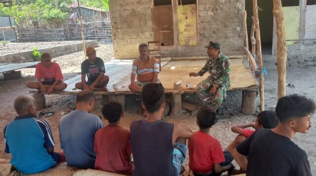 Menjalin Silaturahmi Babinsa Sertu Ediyanto Komsos dengan Tokoh Masyarakat