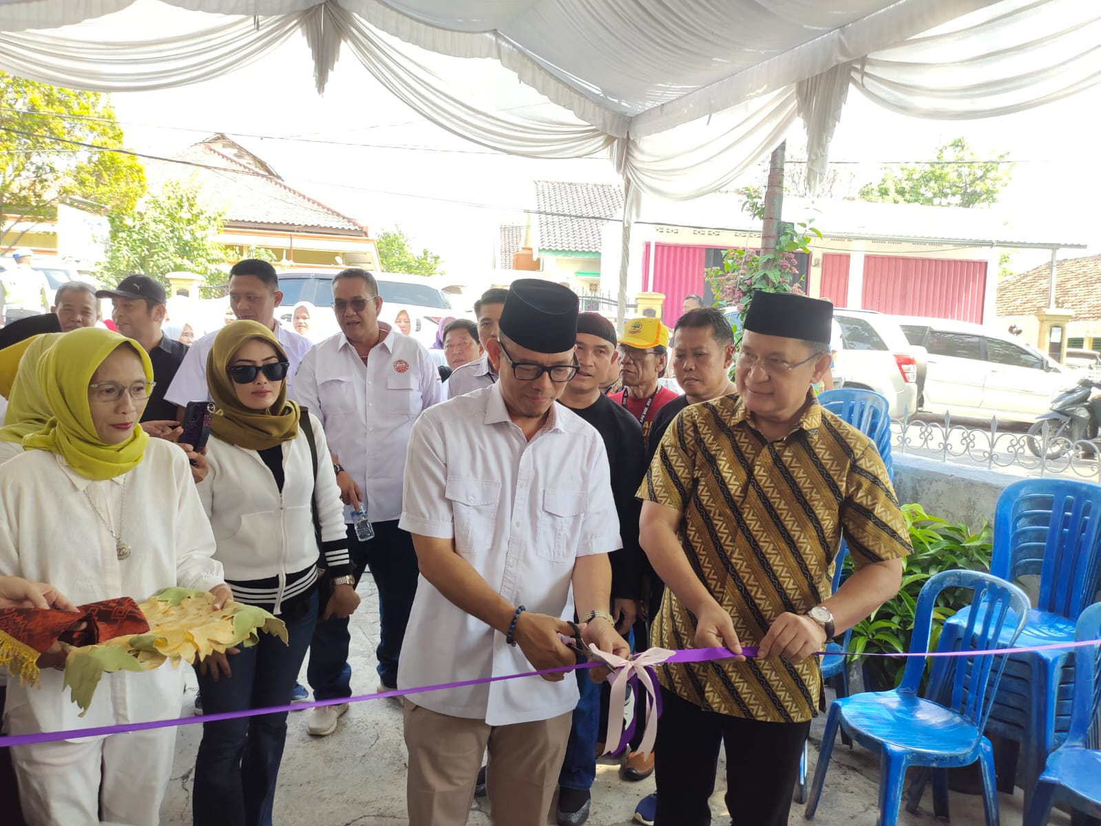 Pasangan Bertaji Di Undang Untuk Meresmikan Posko Relawan Emak Emak Rempong Baturaja.Sergap.co.idKabupaten Ogan Komering Ulu || Pasangan BERTAJI Di Undang Untuk Meresmikan Posko Relawan Emak Emak  Rempong Baturaja.
Dalam kedatangan Pasangan Teddy-Marjito (BERTAJI) disambut iringgan ibu ibu Qosidah Burdah Al Aziziyah Rt14 Rw 04 Kelurahan Kemalaraja pada pukul 09:00 pada hari kamis 10/10/2024 yang beralamat Jln.Sultan Mahmud Badaruddin No 615 A dirumah alm H.Rusli Matdian Kelurahan Sukaraya Kecamatan Baturaja TimurTurut hadir juga dalam acara yaitu dari Fraksi PDI-P Ferlan Juliansyah, Fraksi Gerindra H.Suharman S.Kom.,M.M.,STK. ,beserta rombongan.Dikesempatan ini Pasangan Bertaji Memotong Pita Bahwa Posko Relawan Emak Emak telah diresmikan.Ketua Relawan Emak Emak Rempong yaitu saudari Yetti Marantika dalam kesempatannya menyerahkan data bukti bahwa Emak Emak Rempong siap Memenangkan Pasangan BERTAJI untuk menjadi Bupati dan Wakil Bupati Ogan Komering UluDiakhir acara ada pembagian doorprize dan hiburan bersama  untuk memenangkan Pasangan BERTAJI menang menang menang. (Candra)