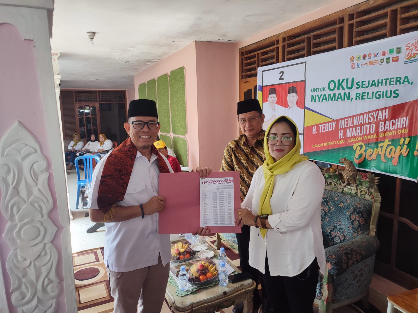 Pasangan Bertaji Di Undang Untuk Meresmikan Posko Relawan Emak Emak Rempong Baturaja.Sergap.co.idKabupaten Ogan Komering Ulu || Pasangan BERTAJI Di Undang Untuk Meresmikan Posko Relawan Emak Emak  Rempong Baturaja.
Dalam kedatangan Pasangan Teddy-Marjito (BERTAJI) disambut iringgan ibu ibu Qosidah Burdah Al Aziziyah Rt14 Rw 04 Kelurahan Kemalaraja pada pukul 09:00 pada hari kamis 10/10/2024 yang beralamat Jln.Sultan Mahmud Badaruddin No 615 A dirumah alm H.Rusli Matdian Kelurahan Sukaraya Kecamatan Baturaja TimurTurut hadir juga dalam acara yaitu dari Fraksi PDI-P Ferlan Juliansyah, Fraksi Gerindra H.Suharman S.Kom.,M.M.,STK. ,beserta rombongan.Dikesempatan ini Pasangan Bertaji Memotong Pita Bahwa Posko Relawan Emak Emak telah diresmikan.Ketua Relawan Emak Emak Rempong yaitu saudari Yetti Marantika dalam kesempatannya menyerahkan data bukti bahwa Emak Emak Rempong siap Memenangkan Pasangan BERTAJI untuk menjadi Bupati dan Wakil Bupati Ogan Komering UluDiakhir acara ada pembagian doorprize dan hiburan bersama  untuk memenangkan Pasangan BERTAJI menang menang menang. (Candra)