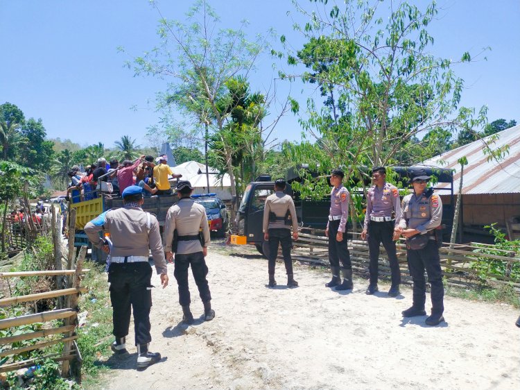 Personel Polres Sumba Barat Tetap Semangat Laksanakan Pengamanan Kampanye di Kampung Dewa