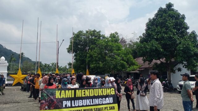 Ratusan Massa Mendatangi PN Lubuk Linggau, Bentuk Dukungan Penegakan Hukum Dalam Persidangan Kasus Pemalsuan Dokumen HGU PT Sentosa Kurnia Bahagia