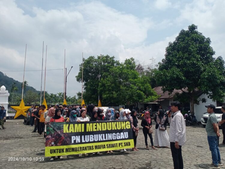 Ratusan Massa Mendatangi PN Lubuk Linggau, Bentuk Dukungan Penegakan Hukum Dalam Persidangan Kasus Pemalsuan Dokumen HGU PT Sentosa Kurnia Bahagia