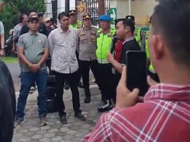 Ratusan Massa Mendatangi PN Lubuk Linggau, Bentuk Dukungan Penegakan Hukum Dalam Persidangan Kasus Pemalsuan Dokumen HGU PT Sentosa Kurnia Bahagia