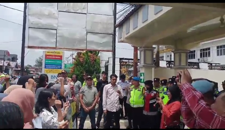 Ratusan Massa Mendatangi PN Lubuk Linggau, Bentuk Dukungan Penegakan Hukum Dalam Persidangan Kasus Pemalsuan Dokumen HGU PT Sentosa Kurnia Bahagia