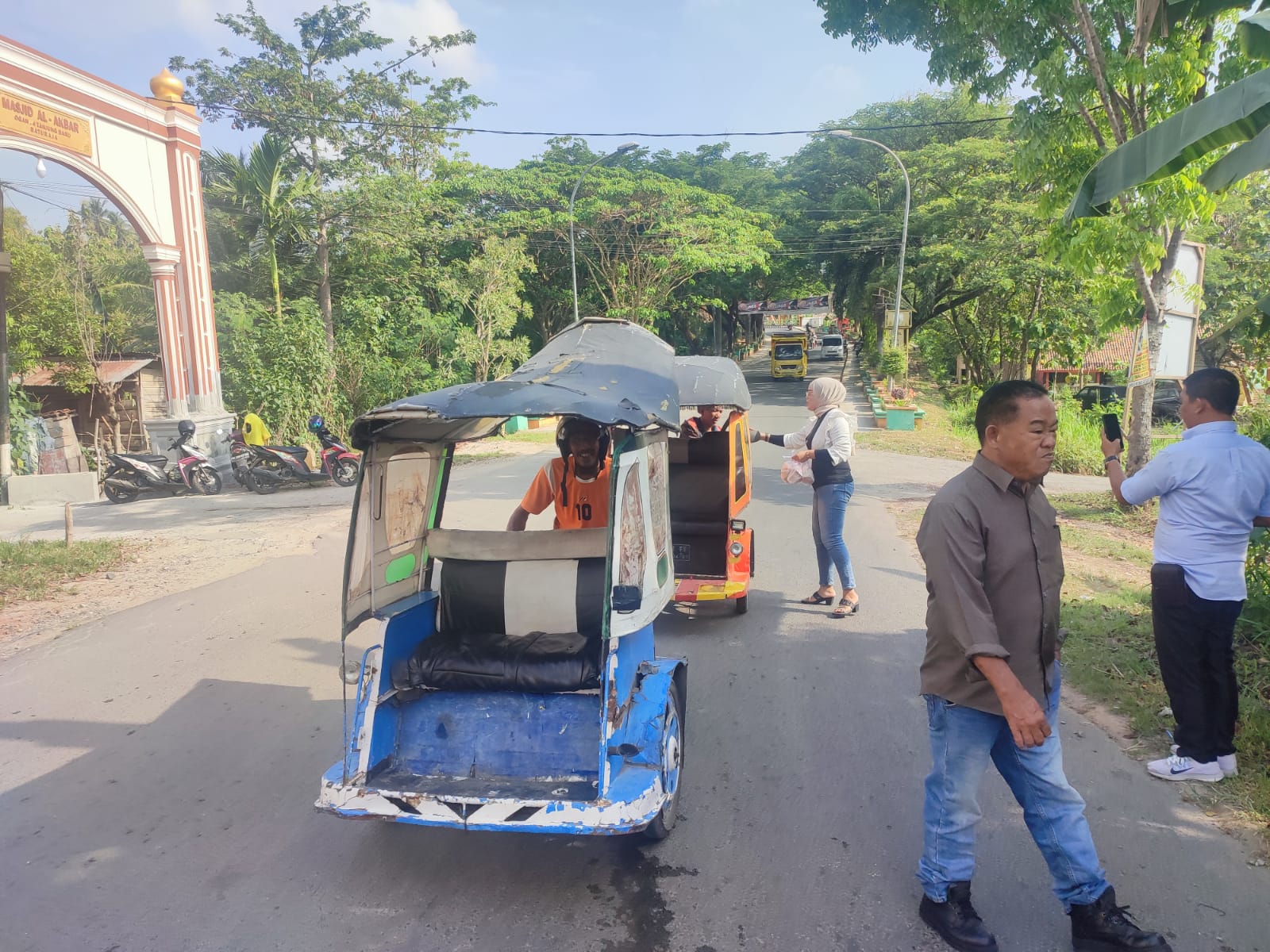 Jum'at Berkah BERTAJI Relawan Sahabat Teddy Marjito (STM) Membagikan Nasi Uduk Di Depan Posko