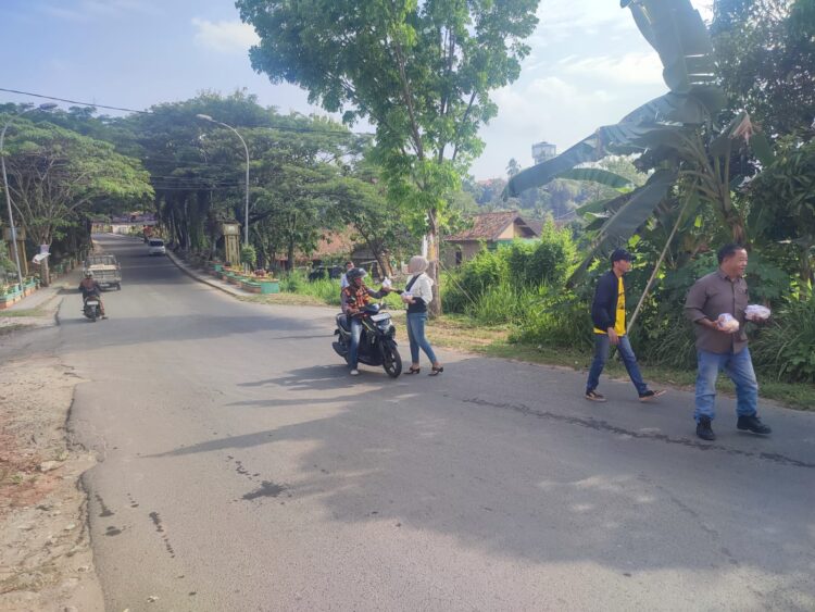 Jum'at Berkah BERTAJI Relawan Sahabat Teddy Marjito (STM) Membagikan Nasi Uduk Di Depan Posko