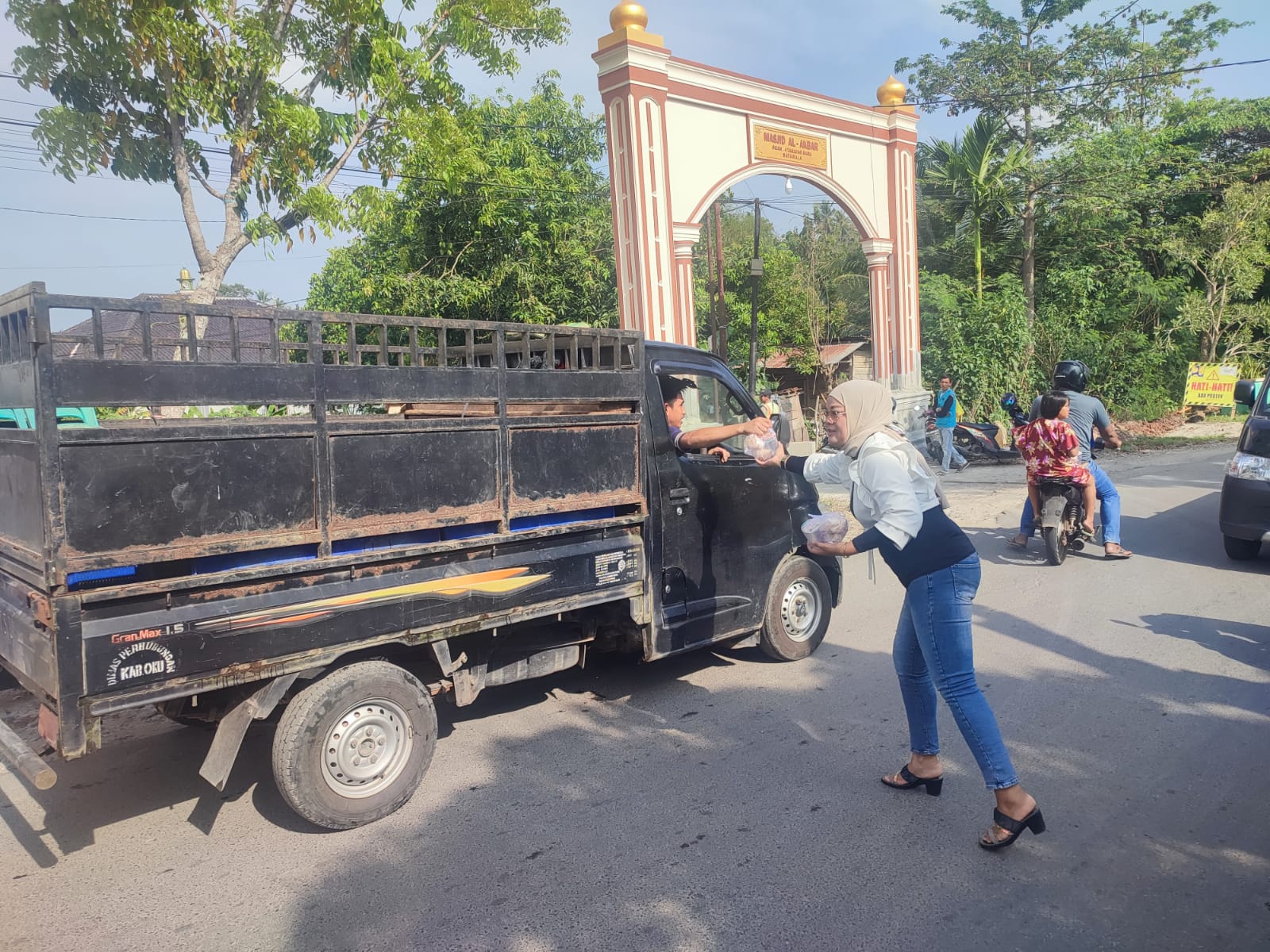 Jum'at Berkah BERTAJI Relawan Sahabat Teddy Marjito (STM) Membagikan Nasi Uduk Di Depan Posko