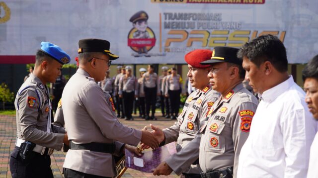 Personel Berprestasi dan Masyarakat yang Membantu Tugas Polri Diberikan Penghargaan oleh Kapolres Tasikmalaya Kota