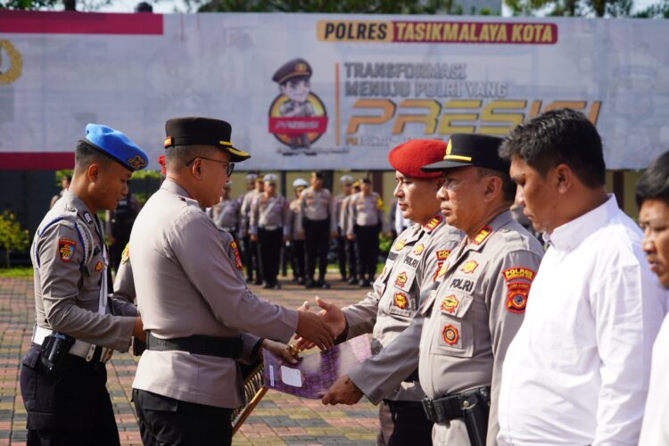 Personel Berprestasi dan Masyarakat yang Membantu Tugas Polri Diberikan Penghargaan oleh Kapolres Tasikmalaya Kota