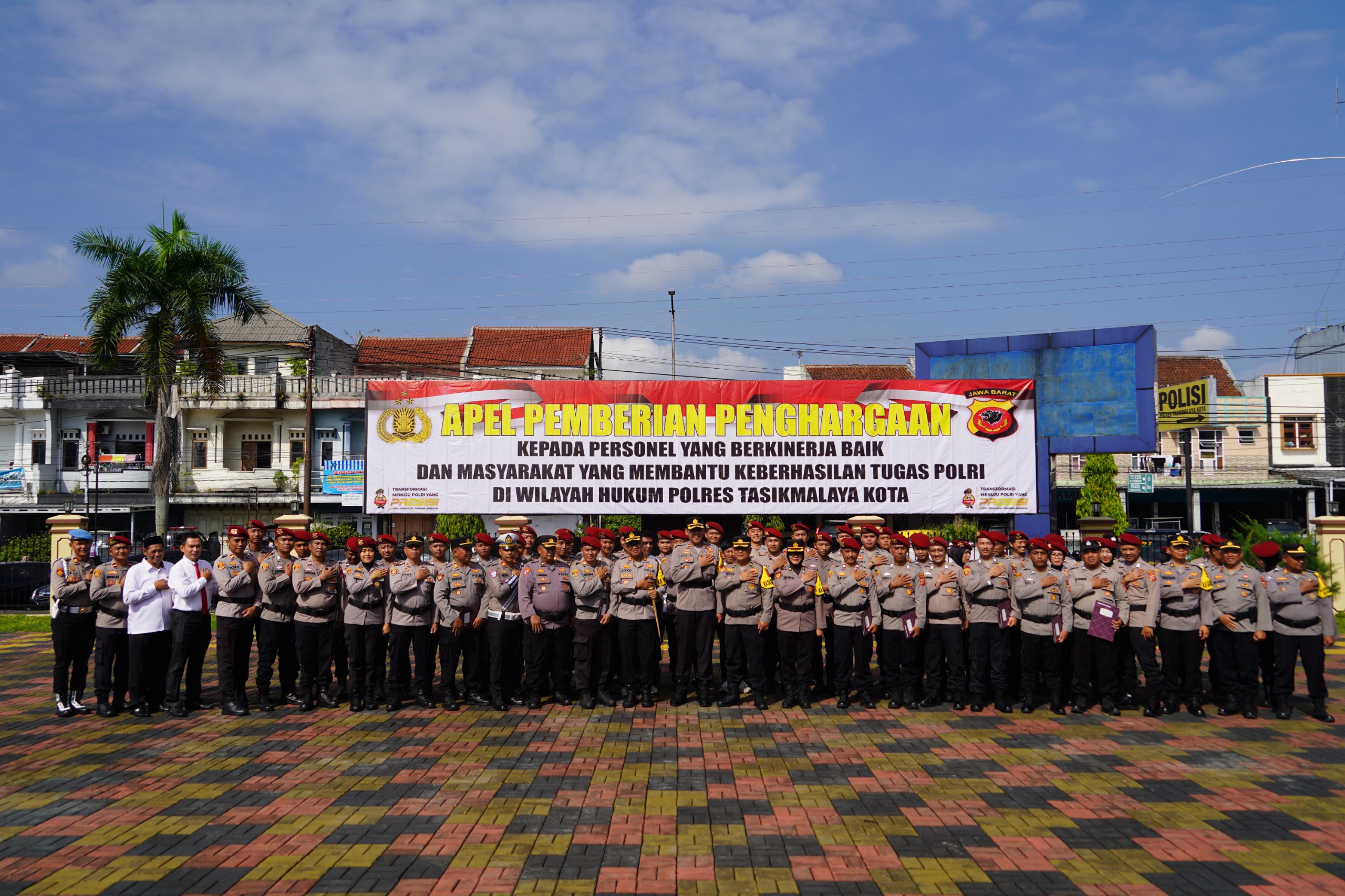 Personel Berprestasi dan Masyarakat yang Membantu Tugas Polri Diberikan Penghargaan oleh Kapolres Tasikmalaya Kota