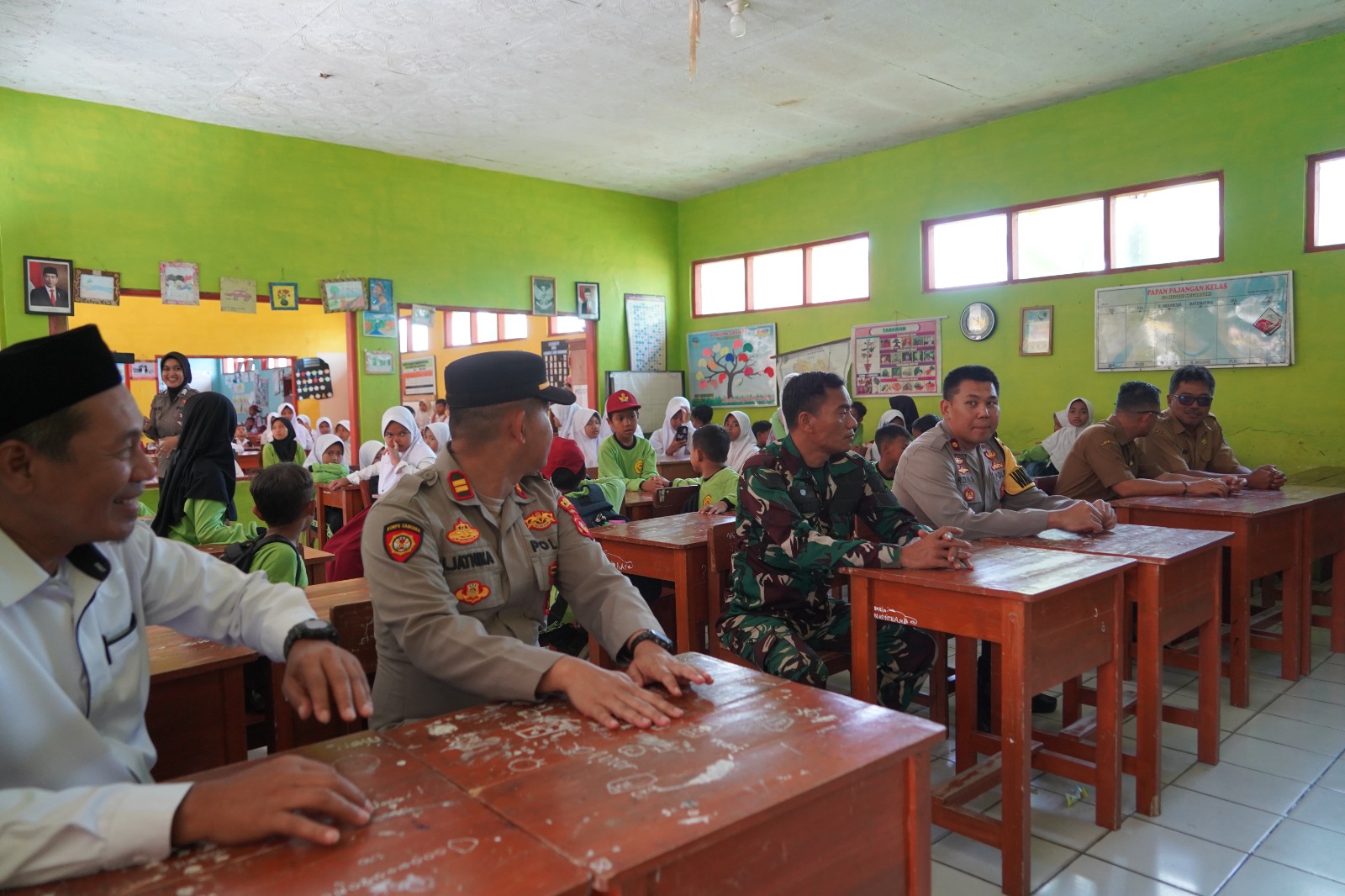 Polres Tasikmalaya Kota Bagikan Makan Siang Bergizi untuk Pelajar SD Negeri Hegarsari Mangkubumi