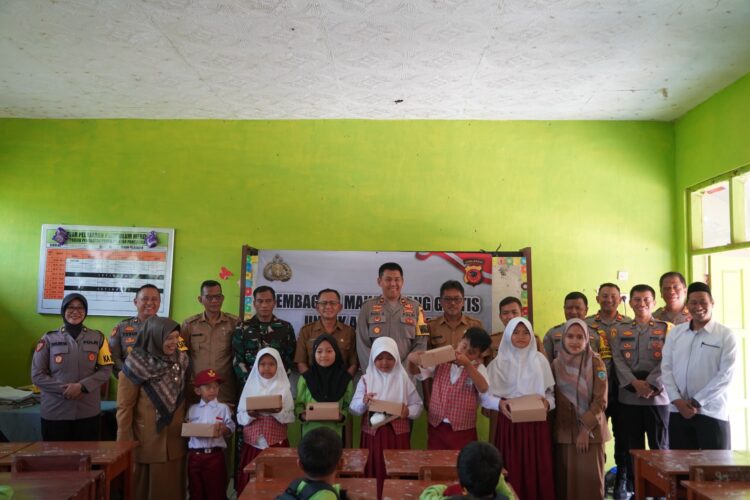 Polres Tasikmalaya Kota Bagikan Makan Siang Bergizi untuk Pelajar SD Negeri Hegarsari Mangkubumi