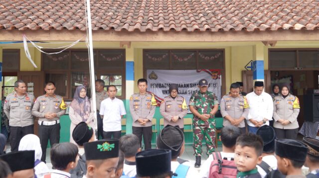 Polres Tasikmalaya Kota Membagikan Makan Siang Bergizi Gratis untuk Pelajar SD Negeri 4 Cibunigeulis