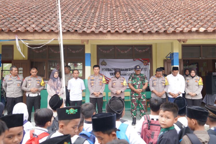 Polres Tasikmalaya Kota Membagikan Makan Siang Bergizi Gratis untuk Pelajar SD Negeri 4 Cibunigeulis