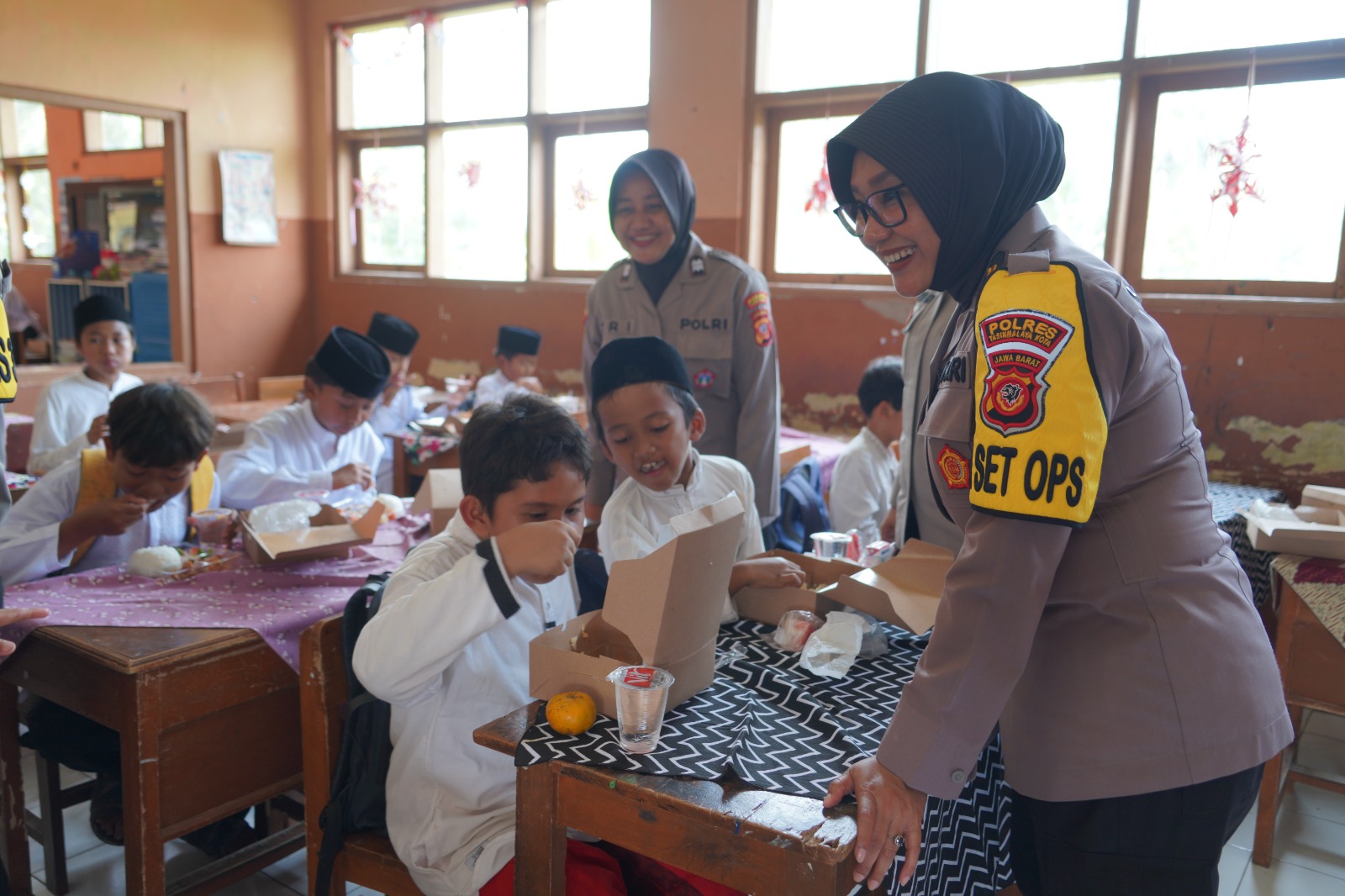 Polres Tasikmalaya Kota Membagikan Makan Siang Bergizi Gratis untuk Pelajar SD Negeri 4 Cibunigeulis