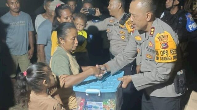 Kapolres Flotim Serahkan Bantuan Sembako kepada Korban Bentrok di Desa Bugalima