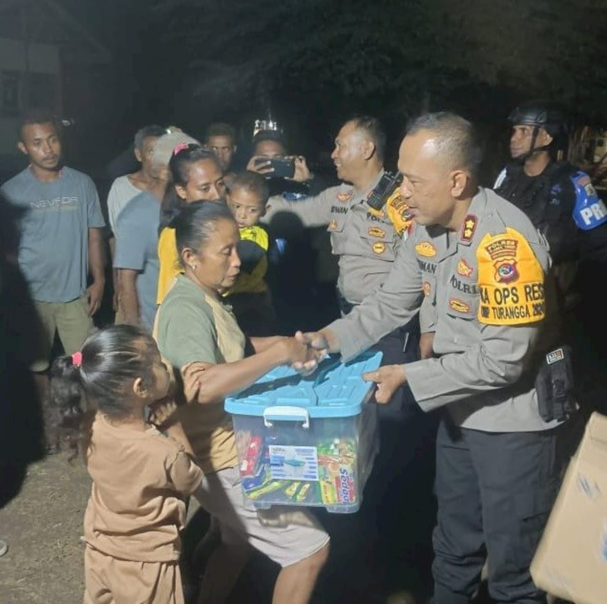 Kapolres Flotim Serahkan Bantuan Sembako kepada Korban Bentrok di Desa Bugalima