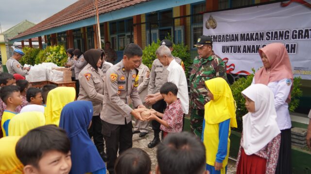 Keceriaan Siswa SDN Paozan Indihiang, Dibagi Makan Siang Bergizi Gratis dari Polres Tasikmalaya Kota