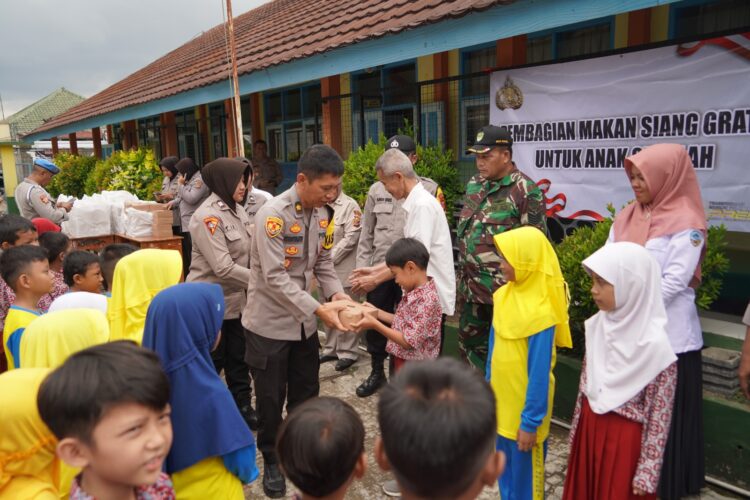 Keceriaan Siswa SDN Paozan Indihiang, Dibagi Makan Siang Bergizi Gratis dari Polres Tasikmalaya Kota