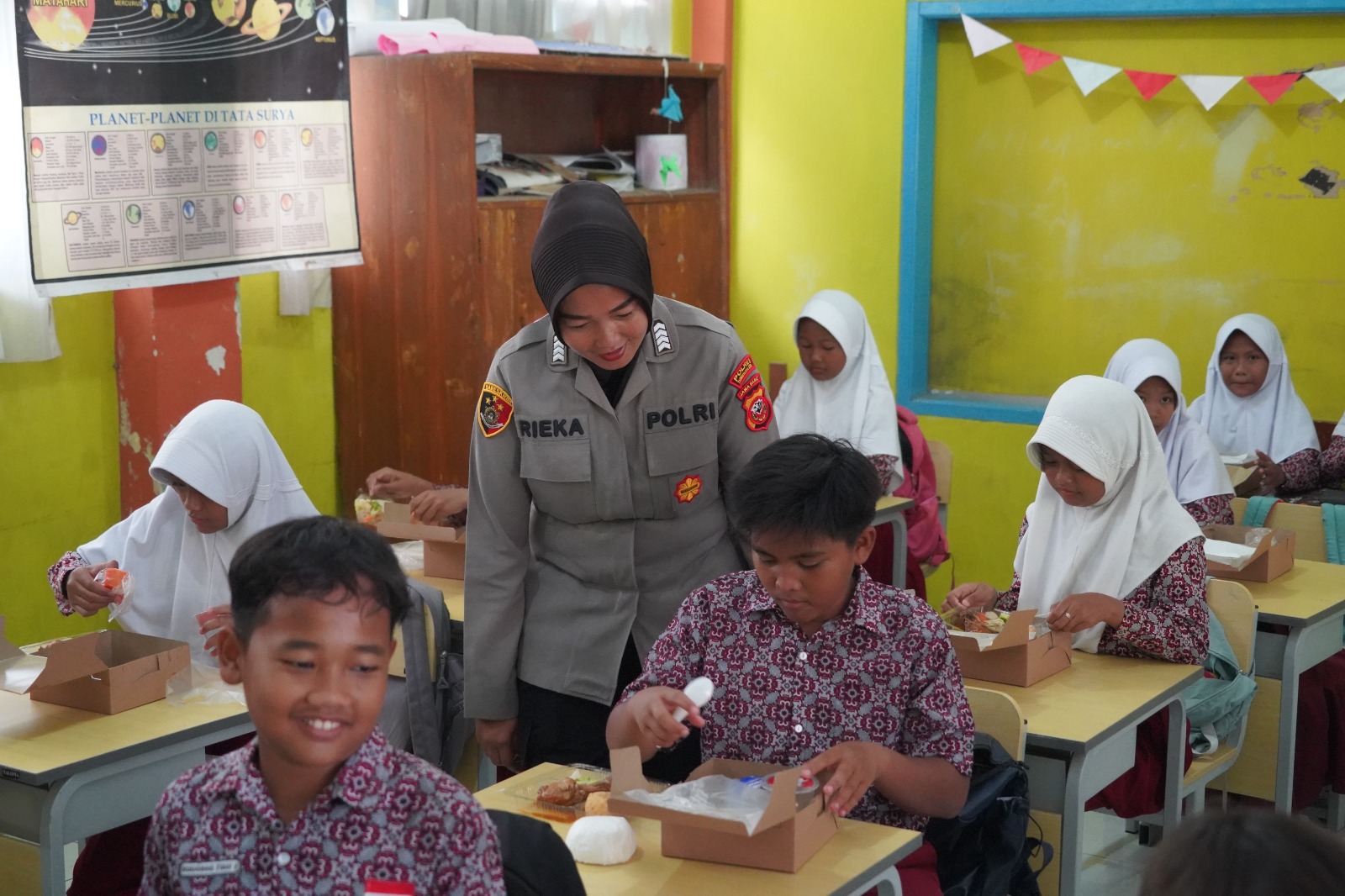 Keceriaan Siswa SDN Paozan Indihiang, Dibagi Makan Siang Bergizi Gratis dari Polres Tasikmalaya Kota