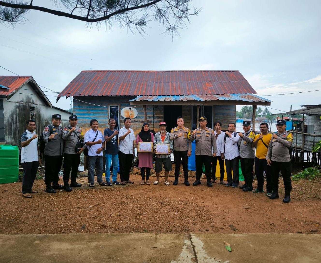 Lagi. Kapolres Bintan Berikan Bantuan Korban Angin Kencang