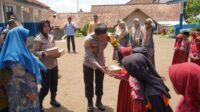 Polres Tasikmalaya Kota Kembali Bagikan Makan Sehat Bergizi Gratis Kepada Siswa SDN Sukamukti Kecamatan Cisayong