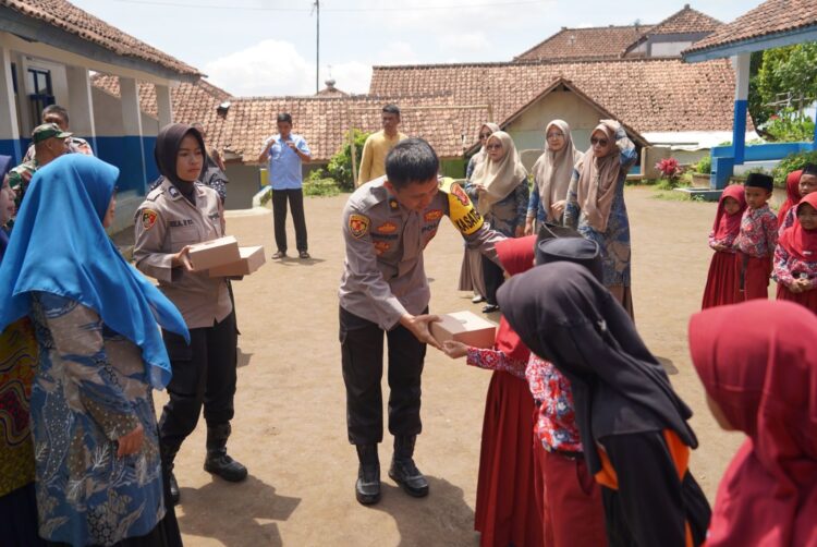 Polres Tasikmalaya Kota Kembali Bagikan Makan Sehat Bergizi Gratis Kepada Siswa SDN Sukamukti Kecamatan Cisayong