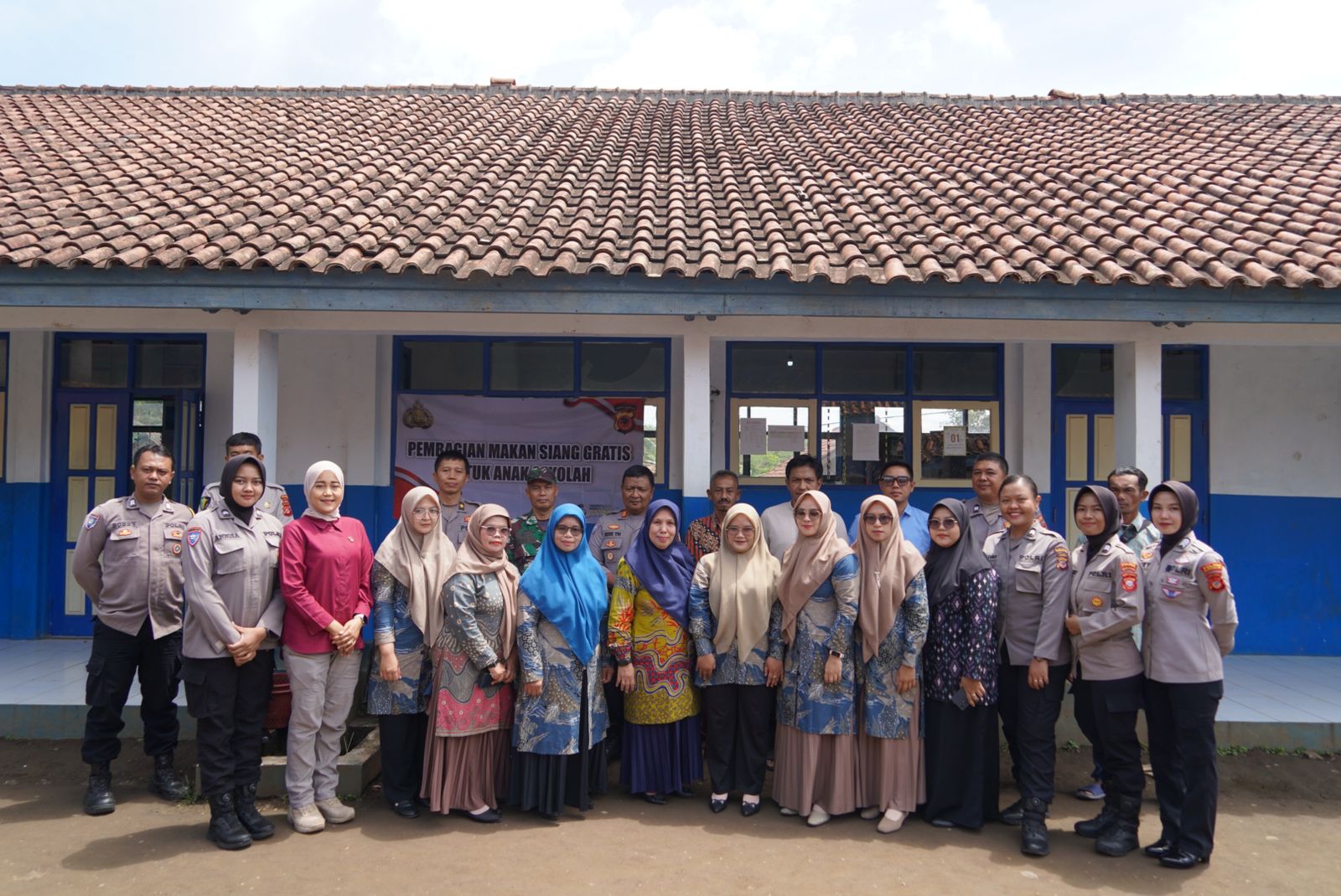 Polres Tasikmalaya Kota Kembali Bagikan Makan Sehat Bergizi Gratis Kepada Siswa SDN Sukamukti Kecamatan Cisayong