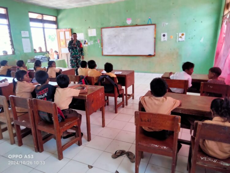 Babinsa Koramil 03/Pahunga Lodu Beri Pembelajaran Matematika Dasar Metode GASING Di SDN Larahau