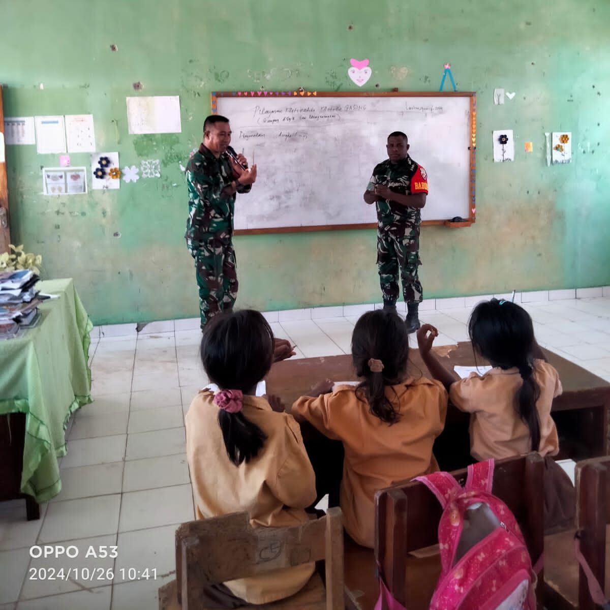 Babinsa Koramil 03/Pahunga Lodu Beri Pembelajaran Matematika Dasar Metode GASING Di SDN Larahau