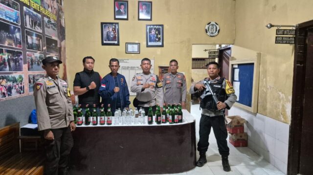 Patroli Cipkon, Polsek Woha Amankan Puluhan Botol Miras Berbagai Jenis