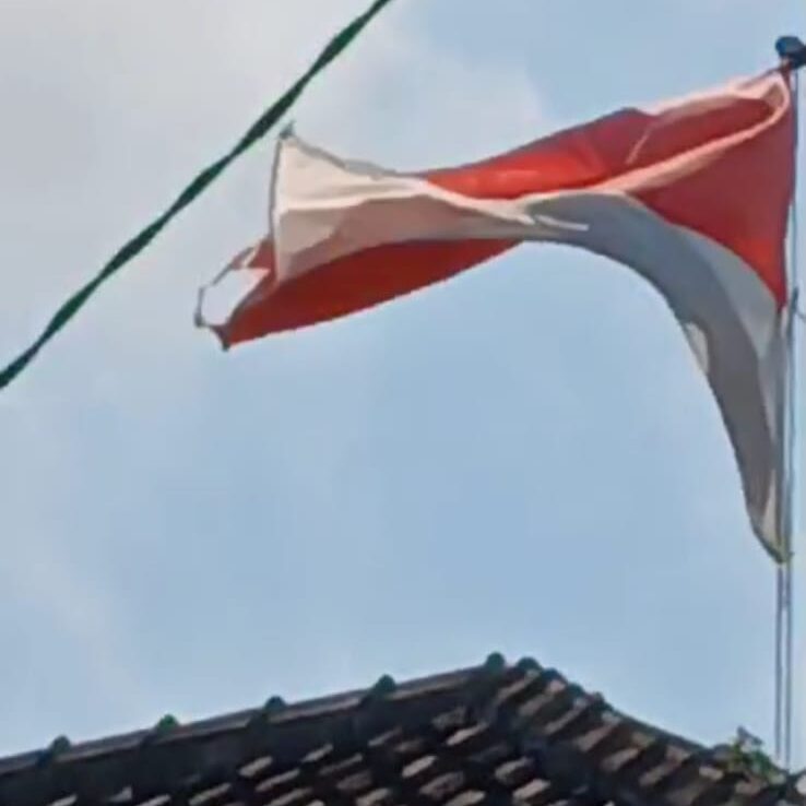 Ironis Bendera Merah Putih Yang Robek Masih Berkibar Di Desa Sukamukti Kecamatan Ci Sayonng