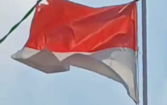 Ironis Bendera Merah Putih Yang Robek Masih Berkibar Di Desa Sukamukti Kecamatan Ci Sayonng