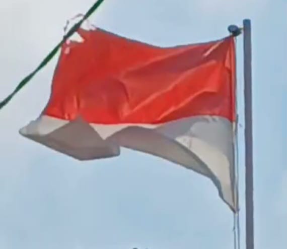 Ironis Bendera Merah Putih Yang Robek Masih Berkibar Di Desa Sukamukti Kecamatan Ci Sayonng