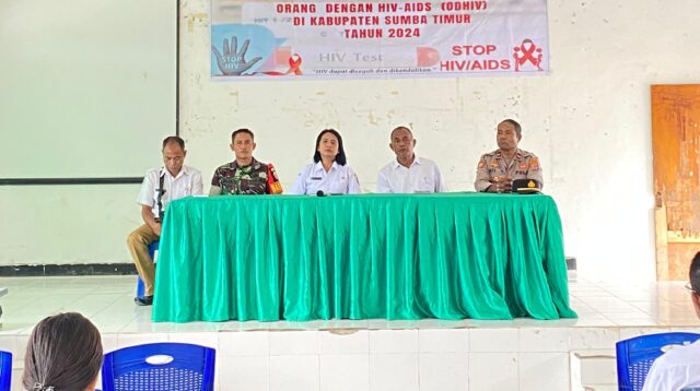 Babinsa Serda Armando Menghadiri Kegiatan Sosialisasi Tentang ODHIV Di Desa Binaannya