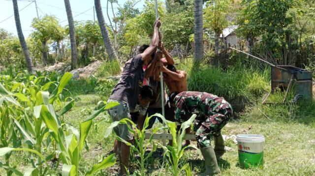 Babinsa Rindi Umalulu Bantu Warga Binaan Gali Sumur untuk Mendapatkan Air Bersih