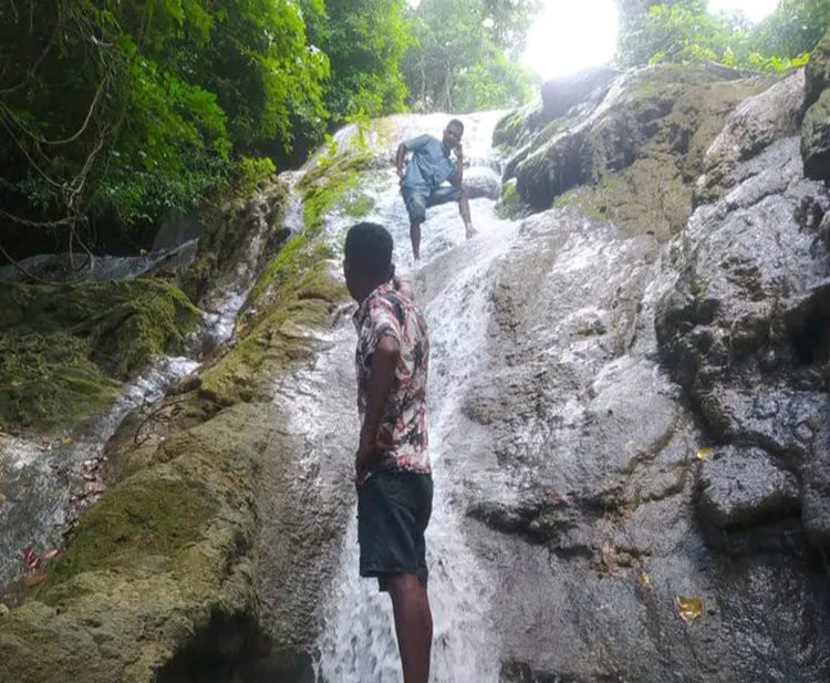 Pesona Wisata Alam Air Terjun Pakoko di Desa Rada Malando, Kodi Balaghar