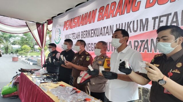 Polres Kukar Hadiri Pemusnahan Barang Bukti Narkotika dan Senjata Api Rakitan di Kejaksaan Negeri