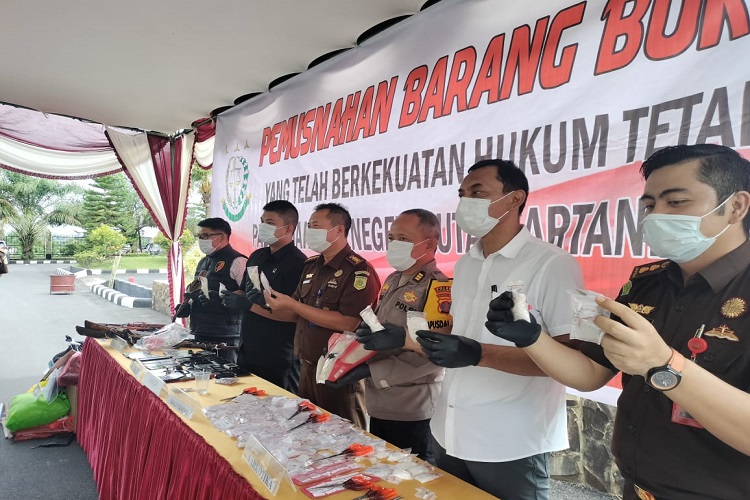 Polres Kukar Hadiri Pemusnahan Barang Bukti Narkotika dan Senjata Api Rakitan di Kejaksaan Negeri