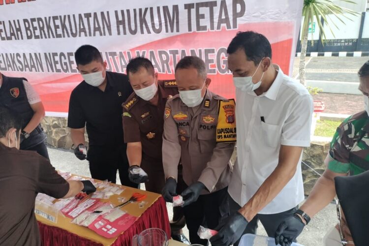 Polres Kukar Hadiri Pemusnahan Barang Bukti Narkotika dan Senjata Api Rakitan di Kejaksaan Negeri