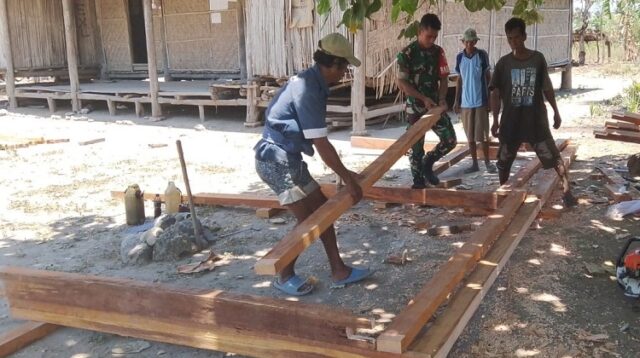 Babinsa Waingapu Bantu Warga Binaan Pasang Rangka Kayu Untuk Membangun Rumah Dapur